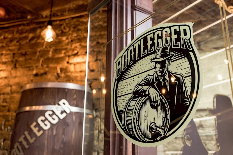 Бочка OLD BOOTLEGGER и фирменная эмблема на стене