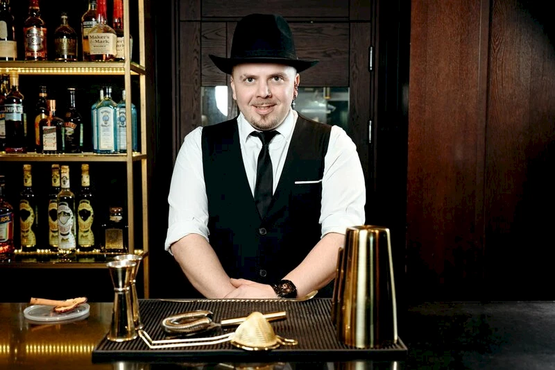 Бармен OLD BOOTLEGGER за стойкой